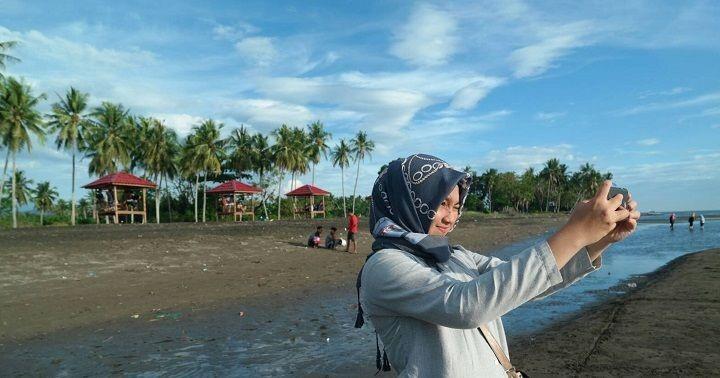 Pantai Tanjung Baru, 1. Pantai Tanjung Pakis, 2. Pantai Tanjung Baru, 3. Pantai Samudra Baru, 4. Pantai Sedari, 5. Pantai Wisata Mangrove, 6. Pantai Mutiara Karawang, 7. Pantai Sarakan, 8. Pantai Wisata Alam Baru, 9. Pantai Pelangi, 10. Pantai Pisangan