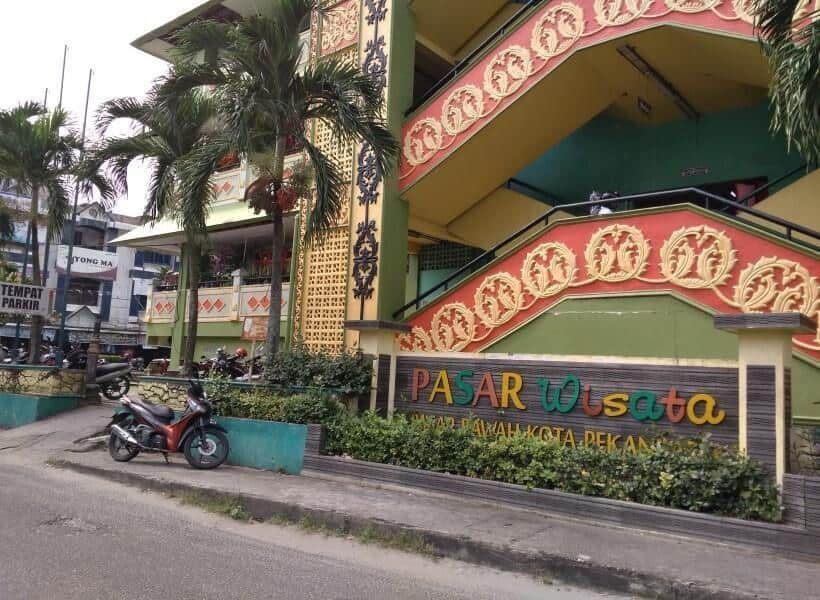 Pasar Bawah Pekanbaru, 1. Batik Riau Malai, 2. Silungkang Art Centre, 3. Pasar Bawah Pekanbaru, 4. Insyira Oleh-Oleh Pekanbaru, 5. Mega Rasa Oleh-Oleh Khas Pekanbaru, 6. Kembang Sari Simpang Tiga, 7. Nadhira Napoleon Pekanbaru, 8. Rumah Kue Viera