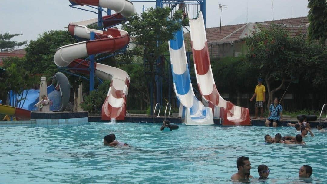 Permata Waterpark, 1. Kolam Renang KTG Tanggulangin, 2. Permata Waterpark, 3. Kolam Renang GOR Sidoarjo, 4. Citra Garden Waterpark, 5. Kolam Renang Candi Pari, 6. Klapa Dream Club, 7. Kolam Renang Jedong Cangkring, 8. Kolam Renang Embun Jati Mas, 9. Citra Harmoni Waterpark, 10. Kolam Renang Legok Asri Outbound