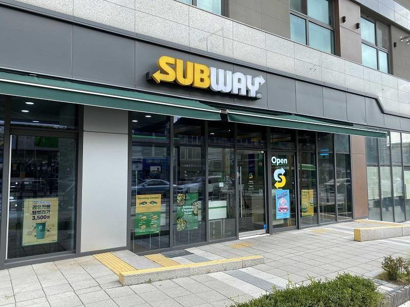Subway, Cabang Jongno, 1. Namsamgol Hanok Village, 2. Rosary Hill, 3. Mayfield Hotel Seoul, 4. Subway, Cabang Jongno, 5. Dokseodang Children’s Park, 6. Starfield Library COEX Mall, 7. Herbal Village, 8. Hyosung Village, 9. Art Platz – Tingklu, 10. Baegot Haneul Park
