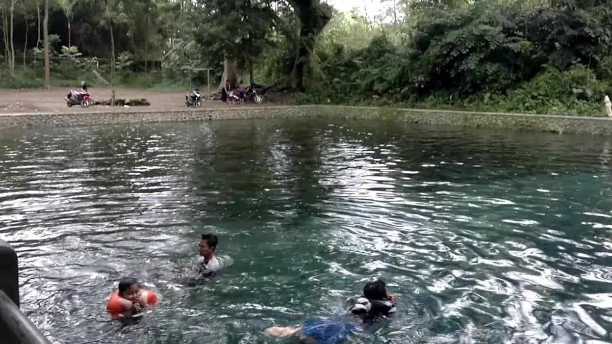 Sumber Ngadiloyo, 1. Gumul Paradise, 2. Kolam Renang Goa Selomangkleng, 3. Kolam Renang Surowono, 4. Melta Waterland, 5. Kediri Waterpark, 6. Kolam Renang Tirtoyoso, 7. Sumber Ngadiloyo, 8. Kolam Renang Eco Park, 9. Kolam Renang Tirta Indah, 10. Kolam Renang Ngeletih