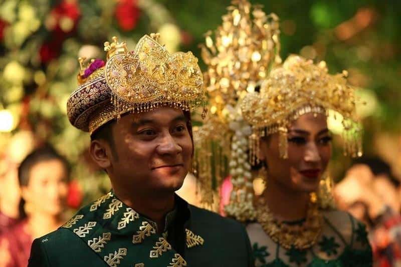 Sungkon, Asal Mula Baju Seting dan Kain Cual, Pakaian Adat Bangka Belitung Perempuan, Pakaian Adat Bangka Belitung Laki-Laki, Kegunaan Baju Seting dan Kain Cual, Aksesori Baju Seting dan Kain Cual
