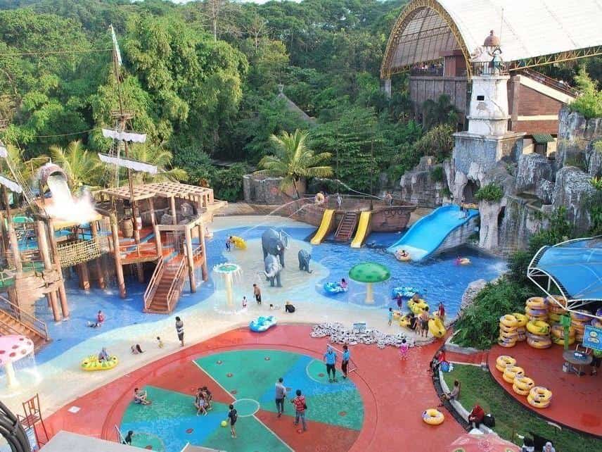 Safari Water World, 1. Kolam Renang Arsmeper, 3. Safari Water World, 4. Pemandian Banyu Biru, 5. Waterpark Taman Dayu, 6. Saygon Waterpark, 7. Telogo Sewu Swimming Pool, 8. Kolam Renang Sebani 2, 9. Kolam Renang Makoya, 10. Kolam Renang LPS