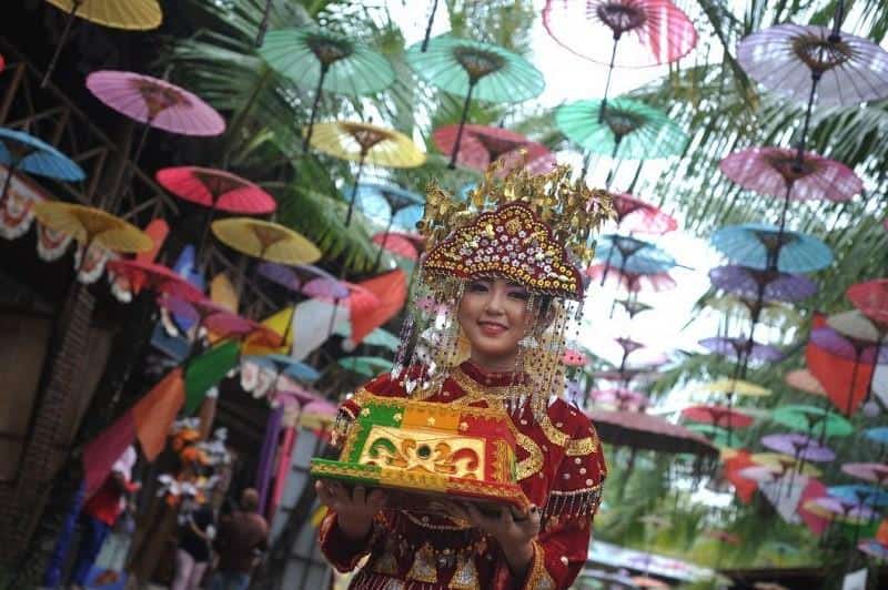 Sepit Udang, Asal Mula Baju Seting dan Kain Cual, Pakaian Adat Bangka Belitung Perempuan, Pakaian Adat Bangka Belitung Laki-Laki, Kegunaan Baju Seting dan Kain Cual, Aksesori Baju Seting dan Kain Cual
