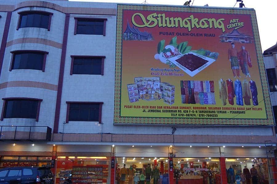 Silungkang Art Centre, 1. Batik Riau Malai, 2. Silungkang Art Centre, 3. Pasar Bawah Pekanbaru, 4. Insyira Oleh-Oleh Pekanbaru, 5. Mega Rasa Oleh-Oleh Khas Pekanbaru, 6. Kembang Sari Simpang Tiga, 7. Nadhira Napoleon Pekanbaru, 8. Rumah Kue Viera