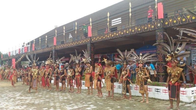 Simbol Gotong Royong dan Kerukunan, 1. Ukuran Rumah , 2. Material Rumah , 3. Dekorasi Rumah yang Sarat Akan Nilai Filosofis, 4. Simbol Gotong Royong dan Kerukunan, 5. Simbol Naga di Atap Rumah, 6. Rumah Sekaligus Objek Wisata