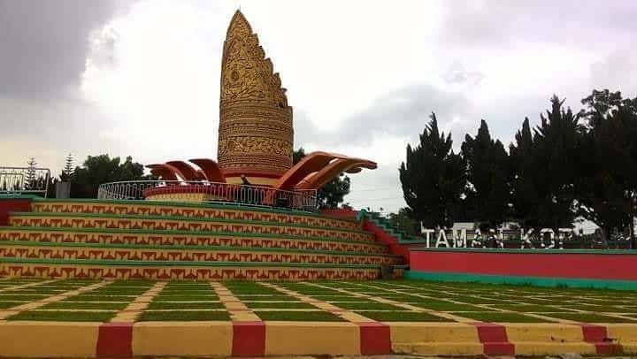 Tugu Kopiah Emas, 1. Danau Tirta Gangga, 2. Bukit Batubara, 3. Air Terjun Curug Tujuh, 4. Bukit Batu Tumpang, 5. Tugu Kopiah Emas, 6. Kolam Renang Telaga Putri, 7. Danau Bekri, 8. Masjid Istiqlal Bandarjaya, 9. Wisata Alam Karya Tama Terpadu, 10. Telogo Rejo Sendang Baru
