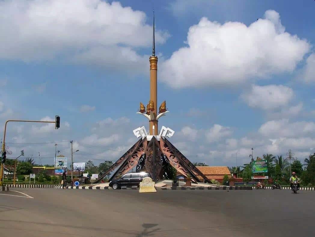 Tugu Payan Mas, 1. Bendungan Way Rarem, 2. Abung River Tubing, 3. Agrowisata Lembah Bambu Kuning, 4. Tugu Payan Mas, 5. Bendungan Tirta Shinta, 6. Air Terjun Beringin, 7. Air Terjun Indah Klawas, 8. Way Tebabeng, 9. Curup Gangsa Kasui, 10. Curup Waras