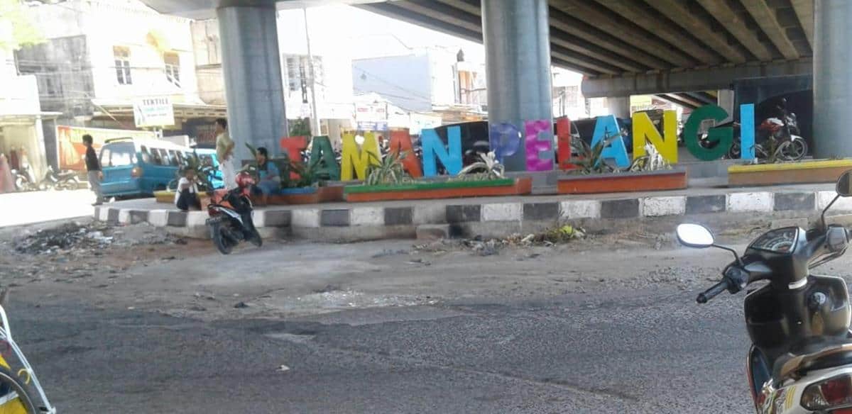 Taman Pelangi, 1. Alun-Alun Cikampek, 2. Taman Rusa, 3. Rimba Riset Kebon Kembang, 4. Situ Kamojing, 5. Museum Lokomotif Kereta, 6. Pohon Miring Pancawati, 7. Wisata Air Restoran Alam Sari, 8. Waterpark Playground Cikampek, 9. Taman Pelangi, 10. Sirkuit Autocar Dawuan