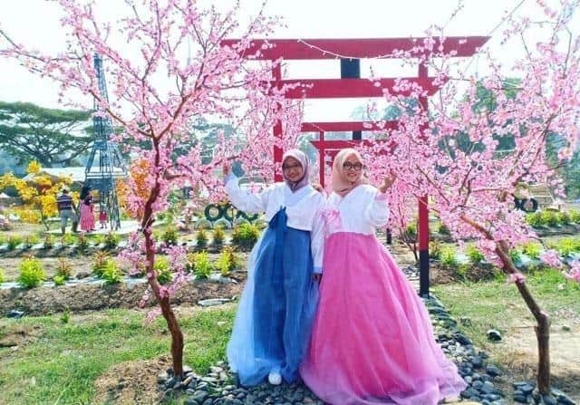 Taman Sakura Garden, 1. Gua Warak, 2. Sawah Bertingkat, 3. Taman Merdeka, 4. Dam Raman, 5. Taman Bunga Asri, 6. Taman Palem Indah, 7. Jembatan Gantung Pelita, 8. Masjid Taqwa, 9. Taman Metro Indonesia Indah, 10. Taman Sakura Garden