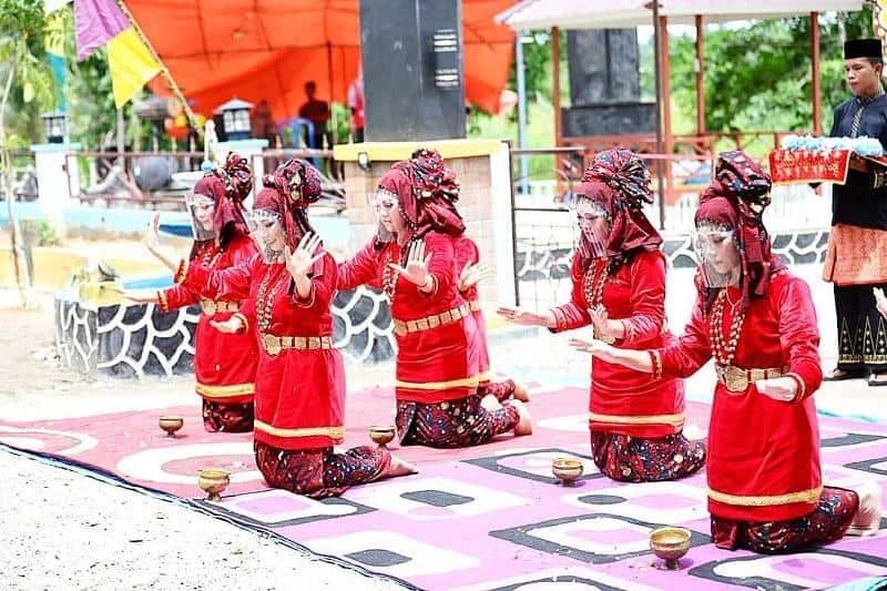 Telukuk, 1. Telukuk, 2. Teratai Dada, 3. Kalung Panjang, 4. Gelang , 5. Cincin , 1. Lacak, 2. Keris, 3. Gelang, 4. Ikat Pinggang