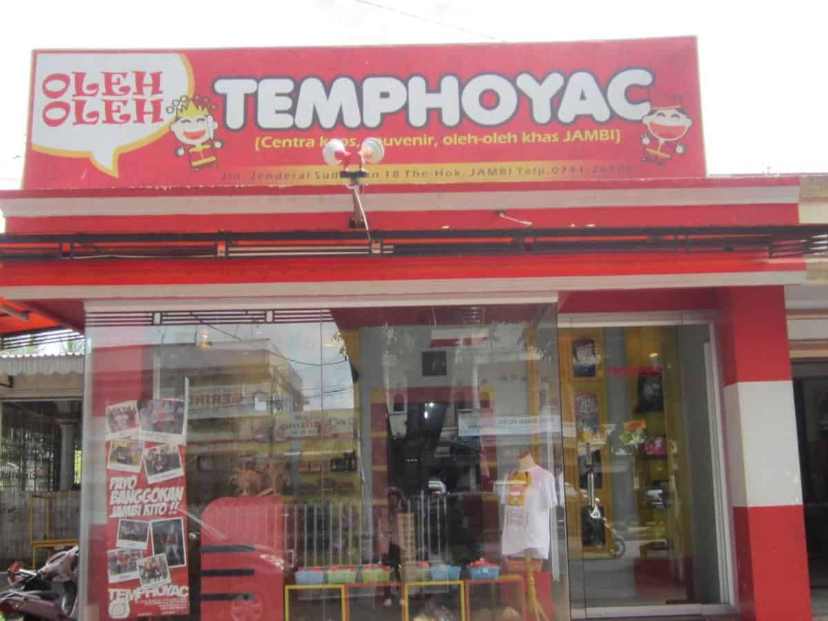 Temphoyac Jambi , 1. Temphoyac Jambi , 2. Pusat Oleh - Oleh &amp; Souvenir Khas Jambi , 3. Kerinci Merch, 4. Jakoz Pabrik Oleh-oleh Jambi, 5. Oleh-Oleh Pak Dj Khas Jambi, 6. Sentra Oleh-Oleh Jambi, 7. Dolen Oleh-Oleh &amp; Masakan Khas Jambi, 8. Moro Bootwear (Gudang Sepatu Jambi), 9. Batik Jambi Azmiah, 10. Batik Jambi Cempaka Putih