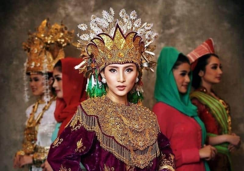 Teratai Dada, 1. Telukuk, 2. Teratai Dada, 3. Kalung Panjang, 4. Gelang , 5. Cincin , 1. Lacak, 2. Keris, 3. Gelang, 4. Ikat Pinggang
