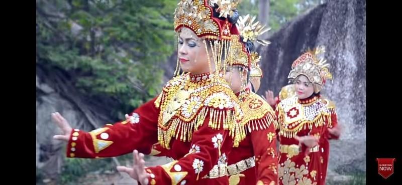 Teratai Dada, Asal Mula Baju Seting dan Kain Cual, Pakaian Adat Bangka Belitung Perempuan, Pakaian Adat Bangka Belitung Laki-Laki, Kegunaan Baju Seting dan Kain Cual, Aksesori Baju Seting dan Kain Cual