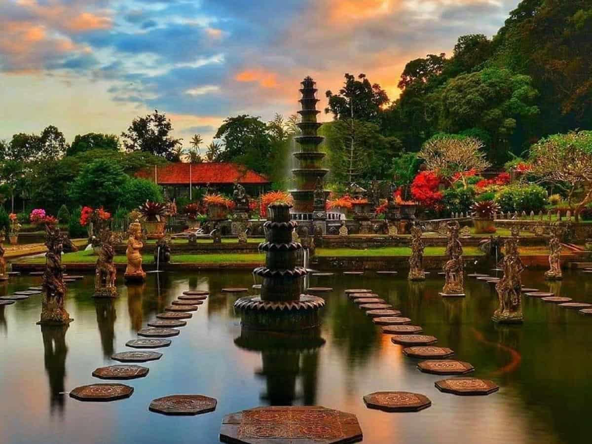 Tirta Gangga, 1. Pura Besakih, 2. Museum Bali, 3. The Soekarno Centre, 4. Pura Tanah Lot, 5. Tirta Gangga, 6. Museum Blanco Renaissance, 7. Pura Luhur Uluwatu, 8. Puri Saren Agung, 9. Taman Ujung Karangasem, 10. Monumen Puputan Klungkung