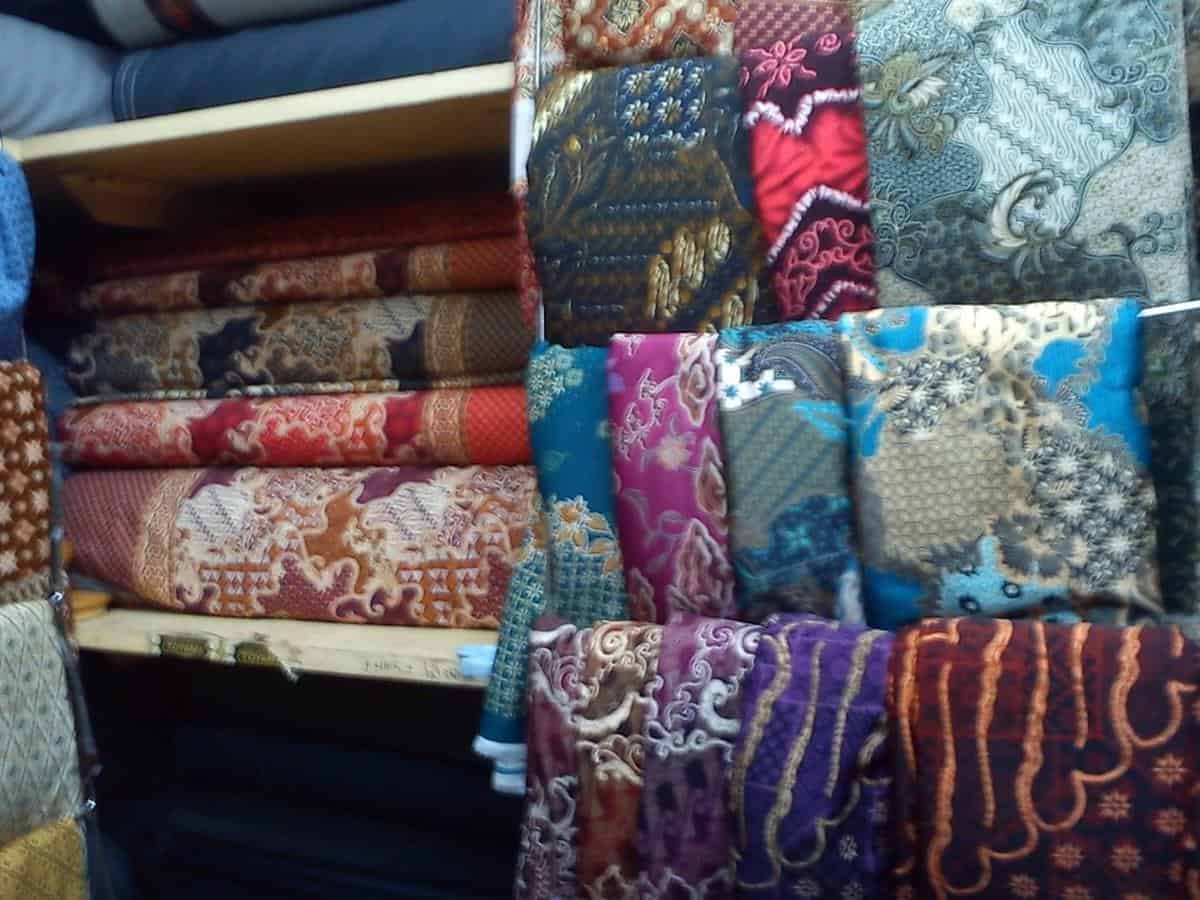 Toko Batik Solo , 1. Danar Hadi, 2. Batik Komar, 3. PD Manon Jaya , 4. Hasan Batik , 5. Wonderful Galeri Batik &amp; Bordir , 6. Toko Batik Keris , 7. Toko Batik Kristin, 8. Toko Batik Solo , 9. Rumah Batik Cipaku , 10. Dekarnasda Jabar