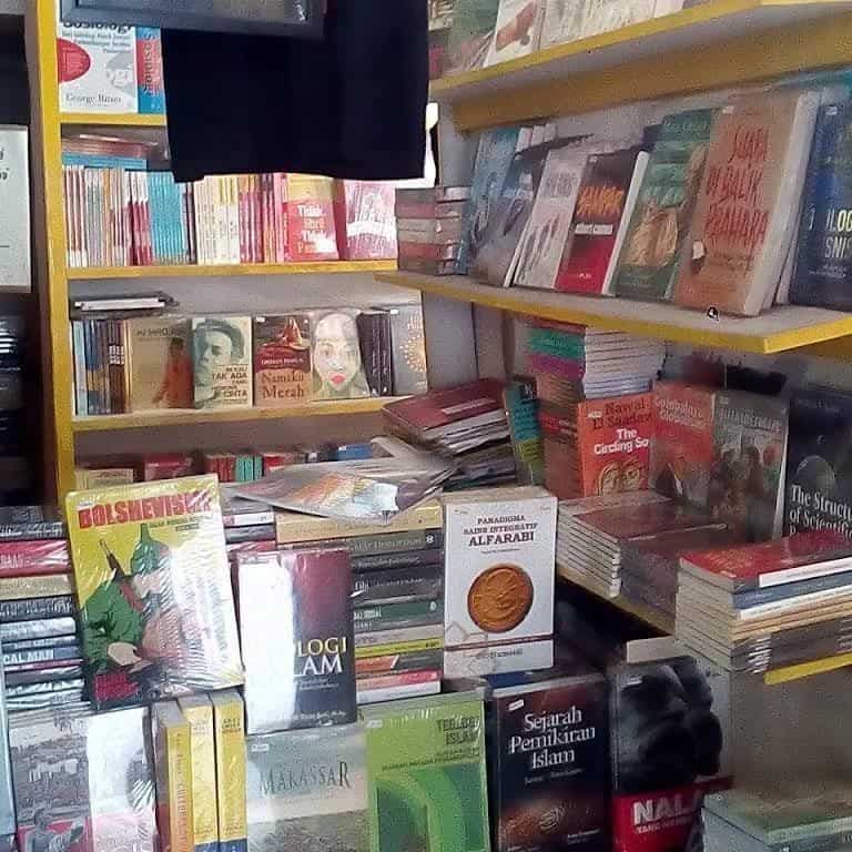 Toko Buku Alfarabi, 1. Toko Buku Intuisi, 2. Toko Arena Ilmu, 3. Toko Buku Pelangi Ilmu, 4. Toko Buku Alfarabi, 5. Toko Dunia Ilmu, 6. Toko Buku Gramedia, 7. Books &amp; Beyond, 8. Toko Buku Papirus, 9. Toko Buku Palopo Ilmu, 10. Toko Buku Bina Ilmu