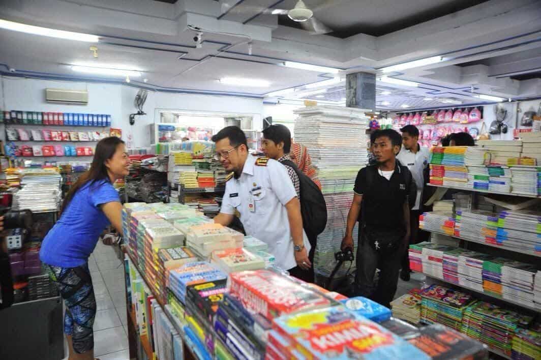 Toko Buku Bina Ilmu, 1. Toko Buku Intuisi, 2. Toko Arena Ilmu, 3. Toko Buku Pelangi Ilmu, 4. Toko Buku Alfarabi, 5. Toko Dunia Ilmu, 6. Toko Buku Gramedia, 7. Books &amp; Beyond, 8. Toko Buku Papirus, 9. Toko Buku Palopo Ilmu, 10. Toko Buku Bina Ilmu