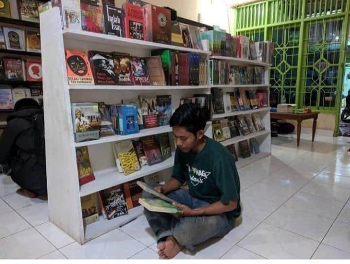Toko Buku Intuisi, 1. Toko Buku Intuisi, 2. Toko Arena Ilmu, 3. Toko Buku Pelangi Ilmu, 4. Toko Buku Alfarabi, 5. Toko Dunia Ilmu, 6. Toko Buku Gramedia, 7. Books &amp; Beyond, 8. Toko Buku Papirus, 9. Toko Buku Palopo Ilmu, 10. Toko Buku Bina Ilmu