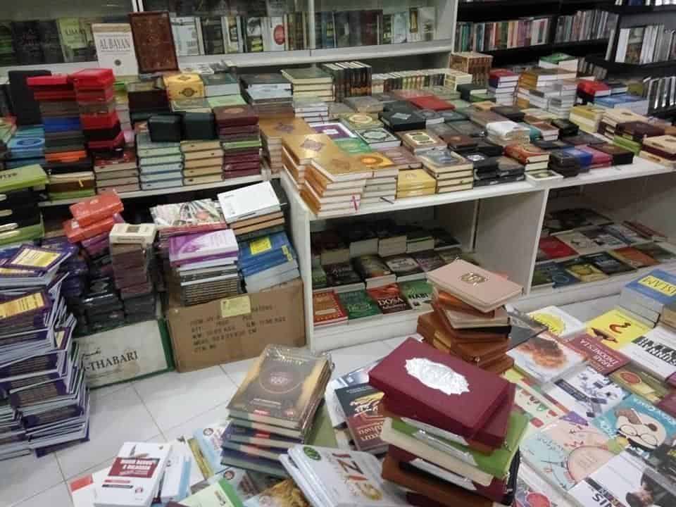 Toko Dunia Ilmu, 1. Toko Buku Intuisi, 2. Toko Arena Ilmu, 3. Toko Buku Pelangi Ilmu, 4. Toko Buku Alfarabi, 5. Toko Dunia Ilmu, 6. Toko Buku Gramedia, 7. Books &amp; Beyond, 8. Toko Buku Papirus, 9. Toko Buku Palopo Ilmu, 10. Toko Buku Bina Ilmu