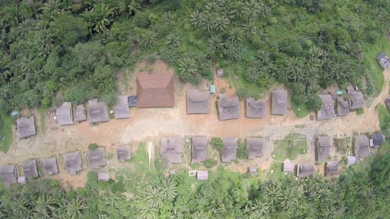 Ukuran Besar dan DibangunTanpa Paku, Letak Permukiman Suku Huaulu, Keunikan Rumah Adat Baileo, 5. Dekorasi Penuh Arti, 6. Jumlah Tiang dan Batu Pamali