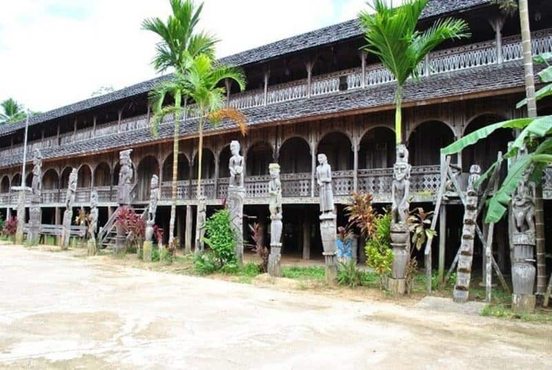 Ukuran Rumah , 1. Ukuran Rumah , 2. Material Rumah , 3. Dekorasi Rumah yang Sarat Akan Nilai Filosofis, 4. Simbol Gotong Royong dan Kerukunan, 5. Simbol Naga di Atap Rumah, 6. Rumah Sekaligus Objek Wisata
