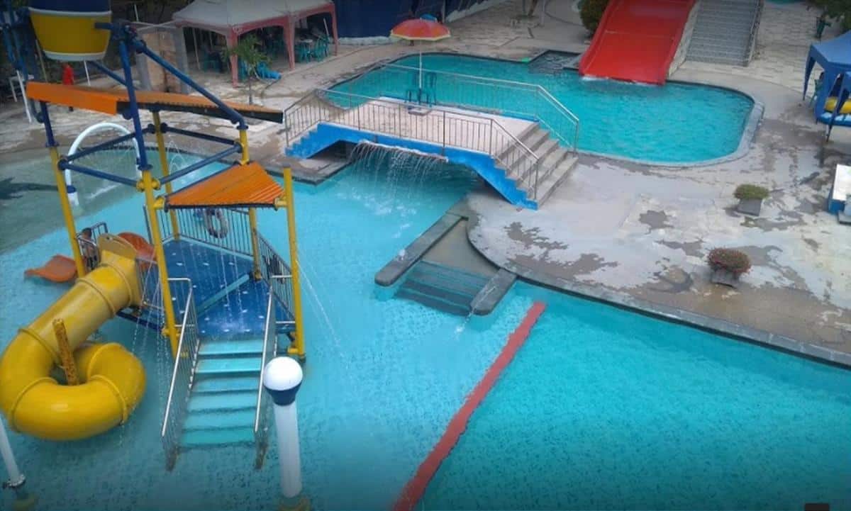 Water Park Ladiva, 1. Dynasty Water World, 2. Wisata Bajak Laut Masangan, 3. Kolam Renang Sambipondok, 4. Bukit Awan Water Park, 5. Kolam Renang Surya Water Boom, 6. Kolam Renang Tirta Agung, 7. Water Park Ladiva, 8. Kolam Renang Petrokimia, 9. Malindo Swimming Pool, 10. Violetta Health &amp; Beuty Center