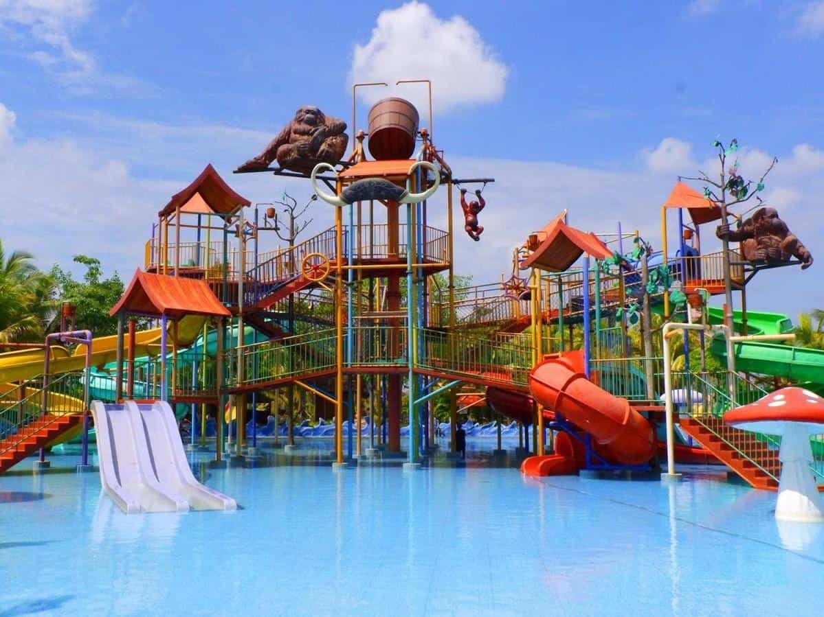 Waterpark Paradis-Q, 1. Kolam Renang dan Bermain Jc Oevaang Oeray, 2. Waterpark Paradis-Q, 3. Kolam Renang Muara Kapuas, 4. Kolam Renang Ampera, 5. Kolam Renang Kapuas Palace, 6. Kolam Renang Delta Kapuas, 7. Kolam Renang Tirta Yudha Tanjungpura, 8. Kolam Renang Mitra Khatulistiwa, 9. Kolam Renang Tirta Indah Mempawah, 10. Kolam Renang Harris Hotel Pontianak