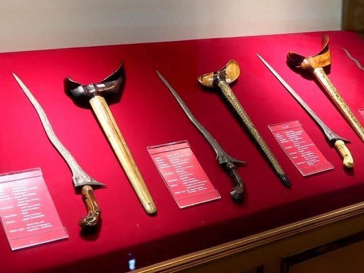 Macam-Macam Senjata Tradisional Yogyakarta, 1. Keris, 2. Patrem, 3. Tombak atau Waos, 4. Wedhung, 5. Candrasa, 6. Plintheng, 7. Tulup, 8. Canggah , 9. Bandhil , 10. Tameng