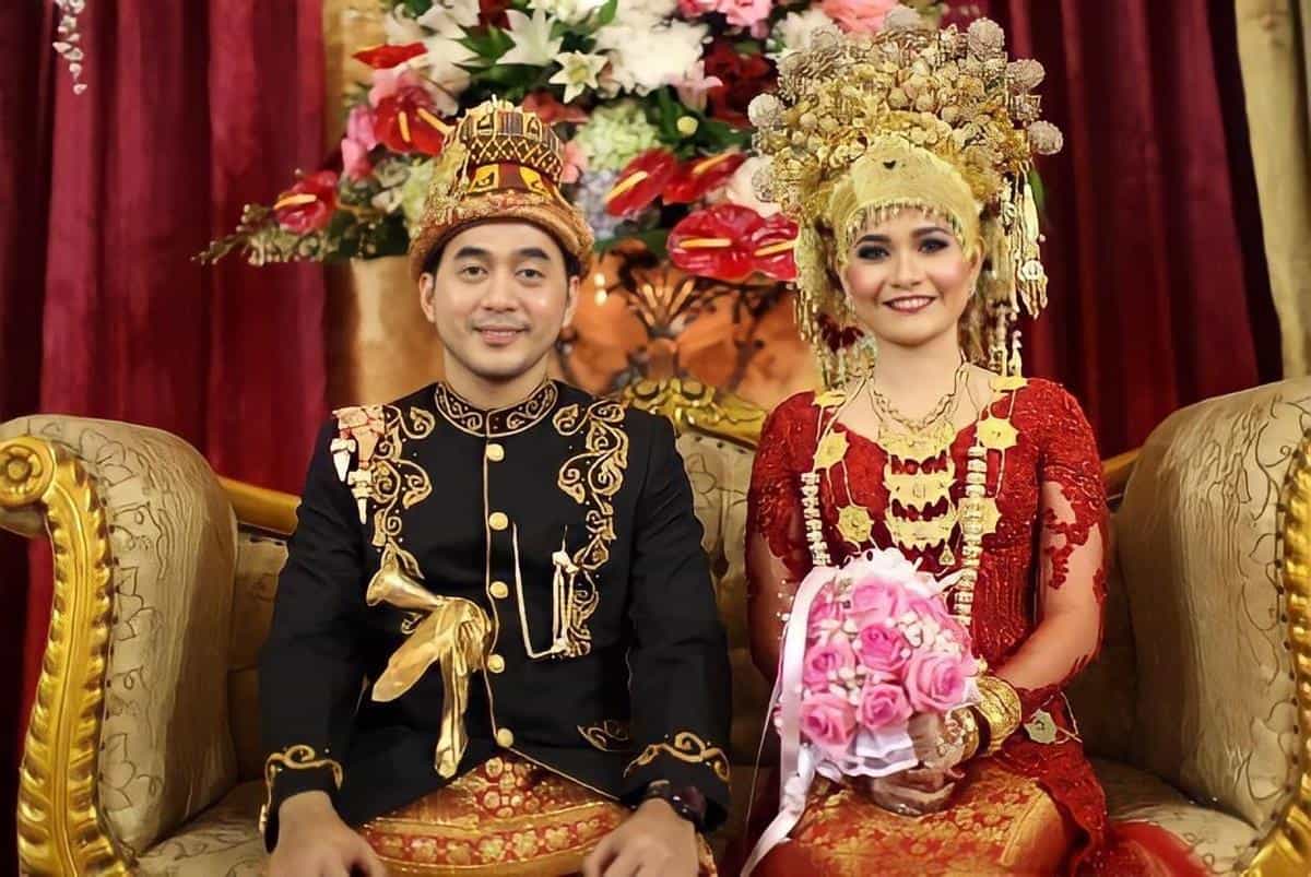 Meukasah, 1. Kain Kerawang Gayo, 2. Sileuweu, 3. Baju Kurung, 4. Meukeutop, 5. Meukasah, 6. Cekak Musang, 7. Patam Dhoe