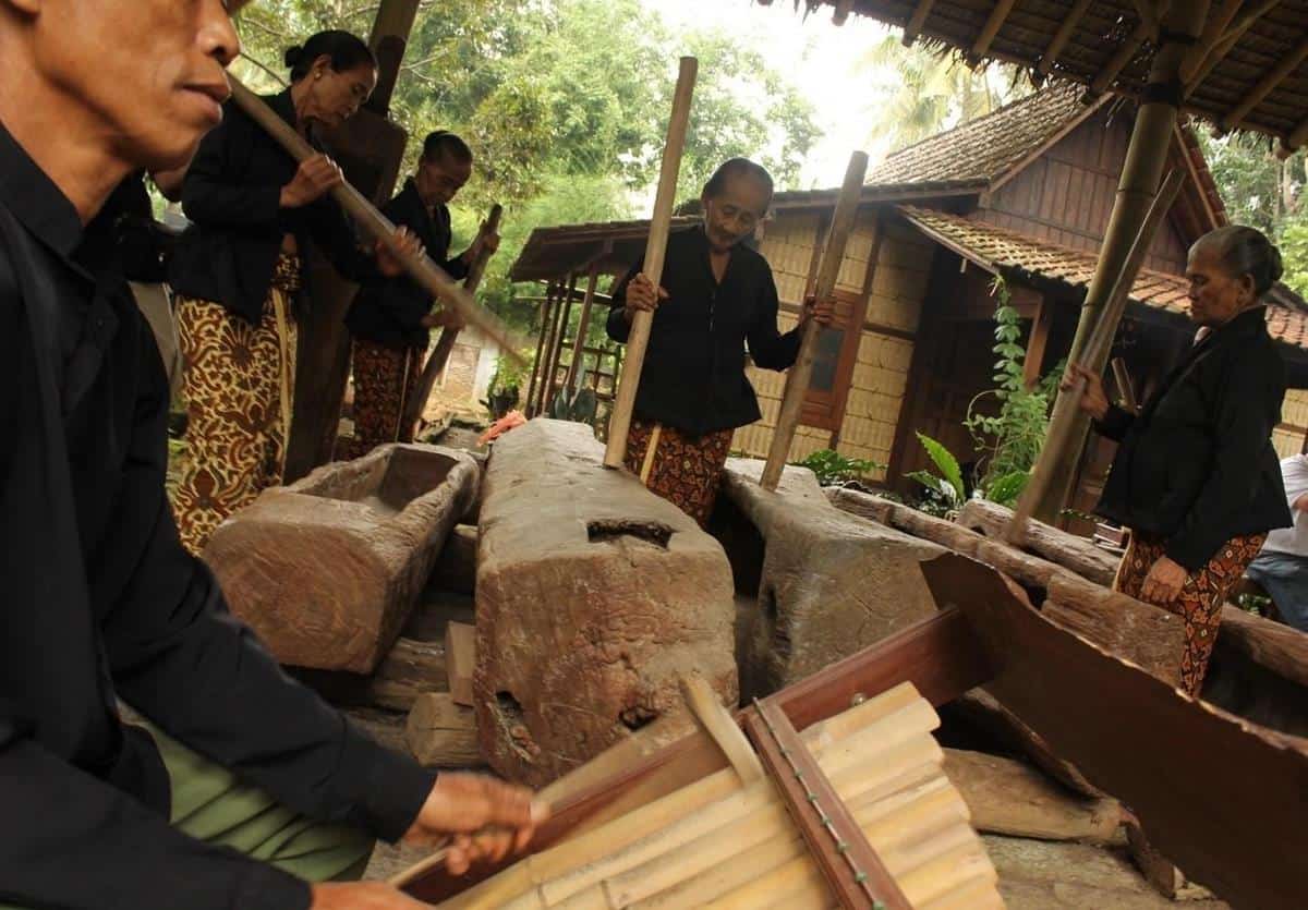 Othek, 1. Tong-Tong, 2. Rending, 3. Suling Bambu, 4. Othek, 5. Angklung Caruk, 6. Terompet Reog, 7. Kenong Telok, 8. Kluncing, 9. Bonang, 10. Kendang Banyuwangi
