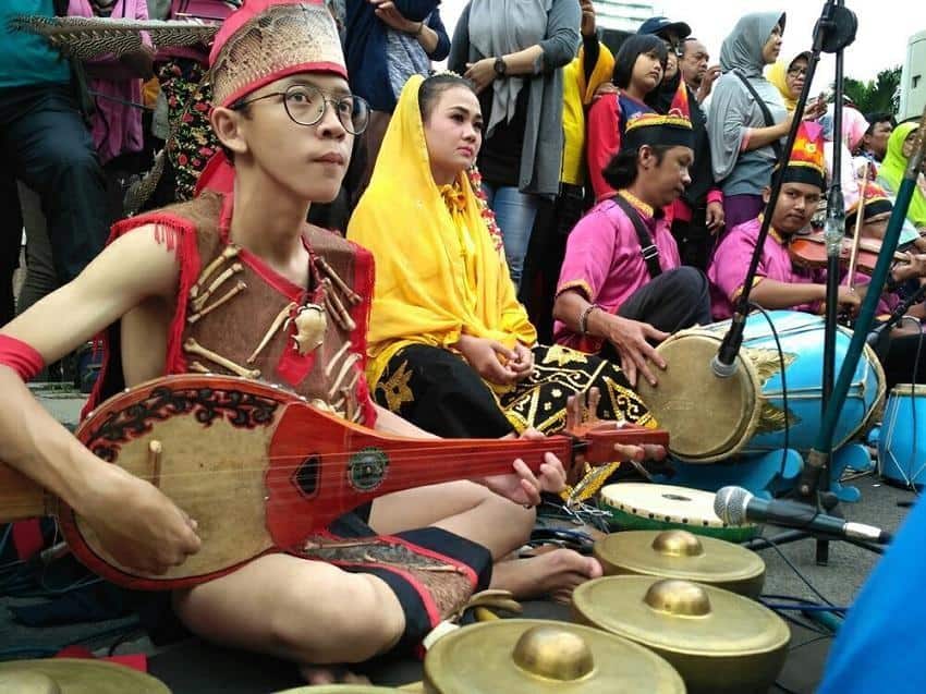 Alat Musik Gambus, 1. Alat Musik Sampek, 2. Alat Musik Kadire/ Keledik, 3. Alat Musik  Jatung Utang, 4.  Alat Musik Lutung, 5. Alat Musik Jatung Adau , 6. Alat Musik Suliikng, 7. Alat Musik Ketipung, 8. Alat Musik Uding Uring, 9. Alat Musik Genikng, 10. Alat Musik Gambus