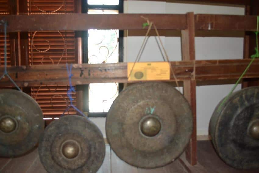 Alat Musik Genikng, 1. Alat Musik Sampek, 2. Alat Musik Kadire/ Keledik, 3. Alat Musik  Jatung Utang, 4.  Alat Musik Lutung, 5. Alat Musik Jatung Adau , 6. Alat Musik Suliikng, 7. Alat Musik Ketipung, 8. Alat Musik Uding Uring, 9. Alat Musik Genikng, 10. Alat Musik Gambus