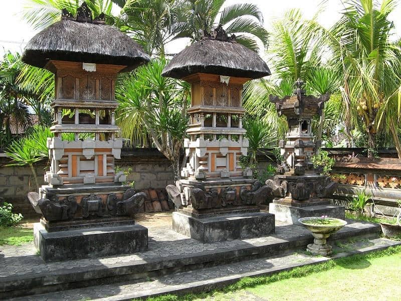 Aling-Aling, 3. Pamerajan, 4. Bale Daja atau Balai Meten, 5. Bale Dauh atau Bale Tiang Sanga, 6. Bale Gede, 7. Jineng atau Klumpu, 8. Pawaregen atau Paon