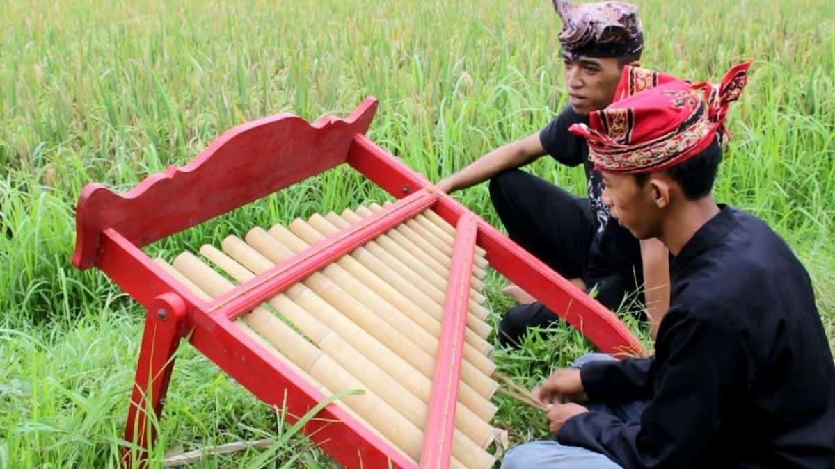 Angklung Caruk, 1. Tong-Tong, 2. Rending, 3. Suling Bambu, 4. Othek, 5. Angklung Caruk, 6. Terompet Reog, 7. Kenong Telok, 8. Kluncing, 9. Bonang, 10. Kendang Banyuwangi