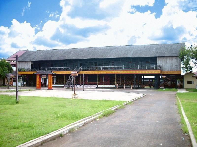 Arah Rumah Betang, 1. Bentuknya yang Panjang dan Besar , 2. Ada Makna di Balik Rumah Betang, 3. Arah Rumah Betang , 1. Rumah Betang Toyoi, 2. Rumah Betang Damang Batu, 3. Rumah Betang Muara Mea, 4. Rumah Betang Sei Pasah, 5. Rumah Betang Pasir Panjang, 6. Rumah Betang Desa Tumbang Bukoi, 7. Rumah Betang Tambaba