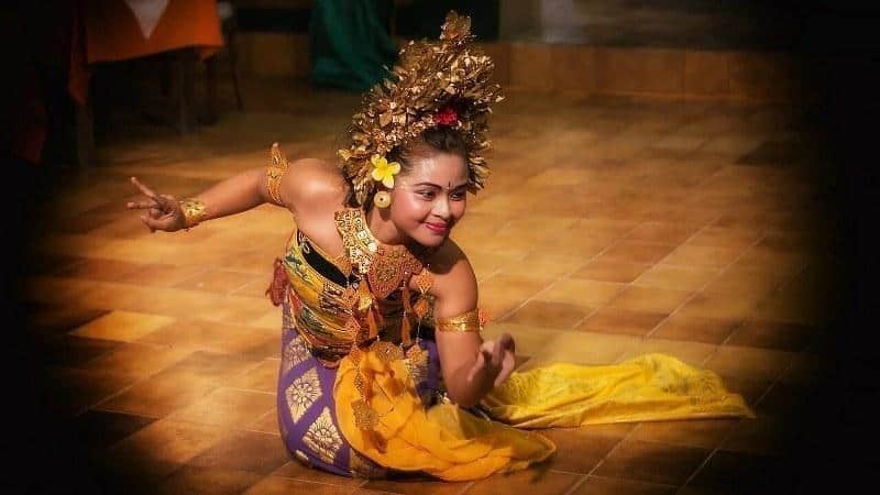 Bunga, Makna di Balik Pakaian Adat Bali, Jenis-Jenis Pakaian Adat Bali, Pakaian Adat Bali, Pakaian Adat Bali Laki-Laki dan Aksesoris, Pakaian Adat Bali Bagi Perempuan dan Aksesorisnya