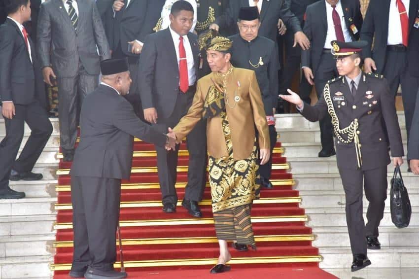 Baju Adat Pegon, 1. Pakaian Adat Lambung , 2. Baju Adat Pegon , 3. Pakaian Adat Rimpu, 4. Pakaian Adat Katente Tembe, 5. Pakaian Adat Suku Bayan, 6. Pakaian Adat Poro, 7. Pakaian Adat Poro Rante dan Pasangi, 8. Pakaian Adat Suku Donggo, 9. Pakaian Adat Suku Sumbawa