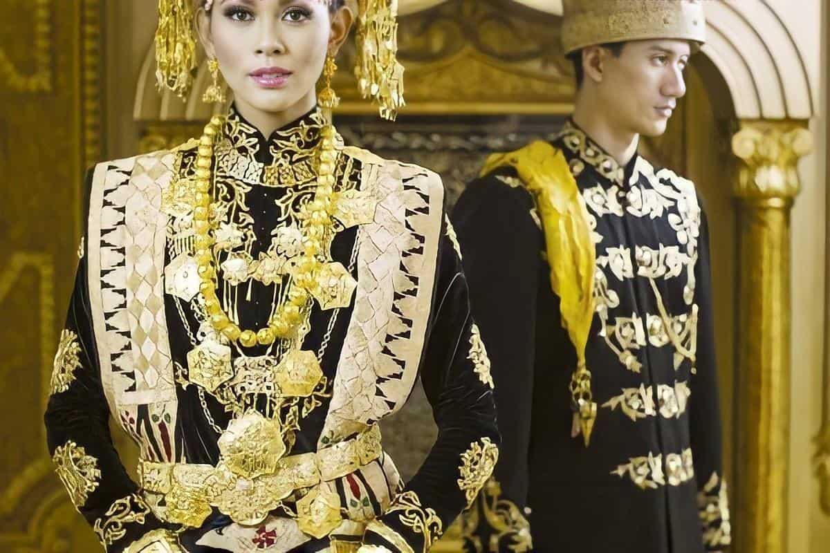 Baju Kurung, 1. Kain Kerawang Gayo, 2. Sileuweu, 3. Baju Kurung, 4. Meukeutop, 5. Meukasah, 6. Cekak Musang, 7. Patam Dhoe