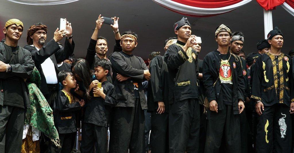 Baju selontreng, 1. Pangsi, 2. Kebaya Sunda, 3. Beskap, 4. Bedahan , 5. Jas Menak/Beludru , 6. Pakaian Mojang Jajaka, 7. Kebaya Pengantin, 8. Sinjang, 9. Baju selontreng , 10. Selempang Dodot Poleng 