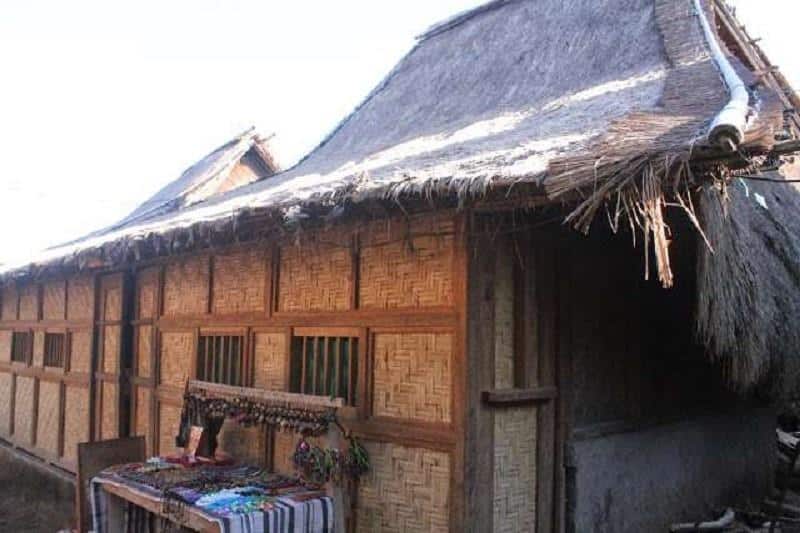 Bale Jajar, a. Bale Tani, b. Bale Jajar, c. Berugaq Sekepat, d. Berugaq Sekenam, e. Bale Bonder, f. Bale Lumbung