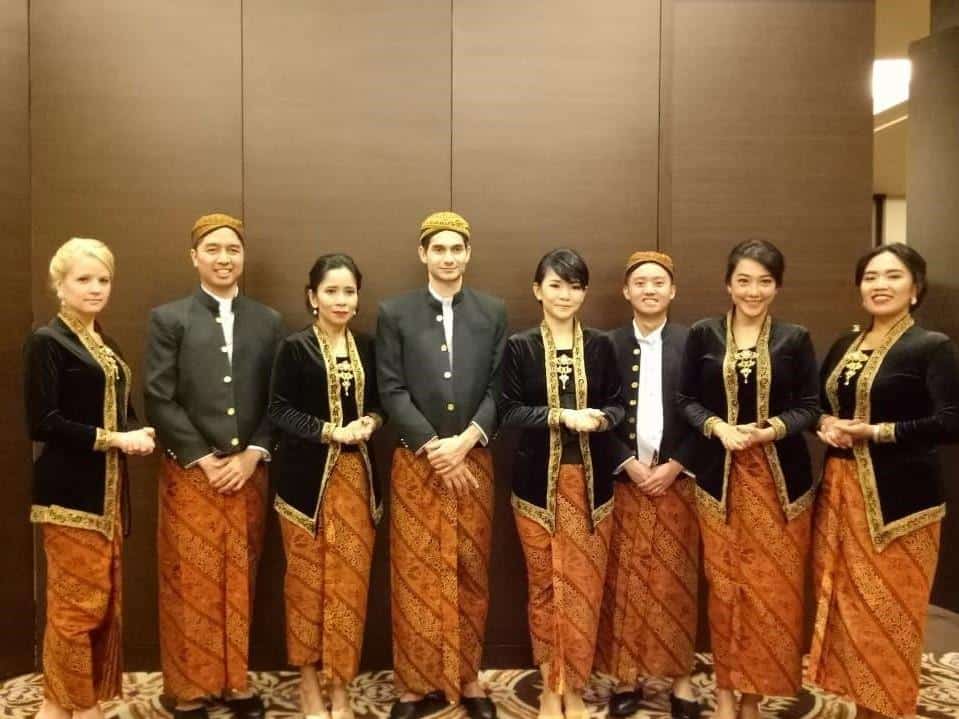 Beskap, 1. Pangsi, 2. Kebaya Sunda, 3. Beskap, 4. Bedahan , 5. Jas Menak/Beludru , 6. Pakaian Mojang Jajaka, 7. Kebaya Pengantin, 8. Sinjang, 9. Baju selontreng , 10. Selempang Dodot Poleng 