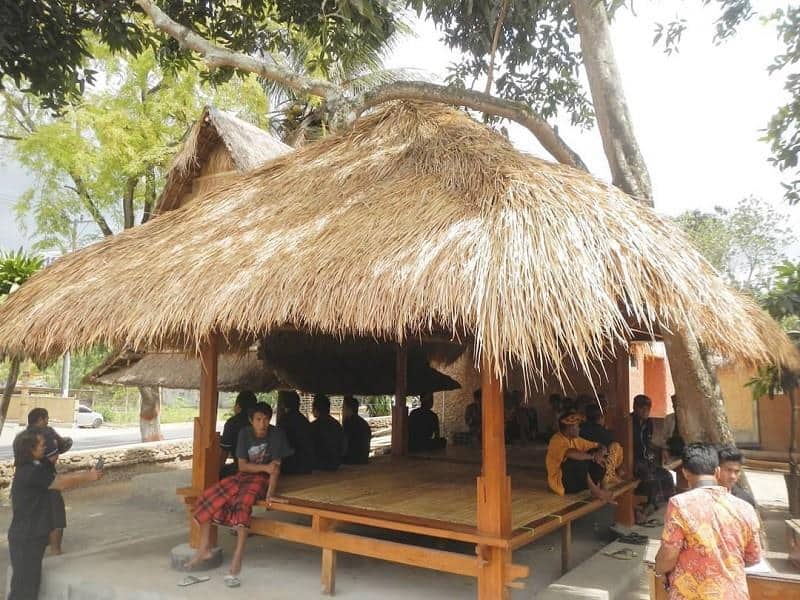 Berugaq Sekenam, a. Bale Tani, b. Bale Jajar, c. Berugaq Sekepat, d. Berugaq Sekenam, e. Bale Bonder, f. Bale Lumbung