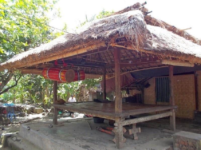 Berugaq Sekepat, a. Bale Tani, b. Bale Jajar, c. Berugaq Sekepat, d. Berugaq Sekenam, e. Bale Bonder, f. Bale Lumbung
