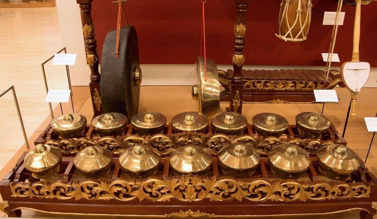 Bonang, 1. Tong-Tong, 2. Rending, 3. Suling Bambu, 4. Othek, 5. Angklung Caruk, 6. Terompet Reog, 7. Kenong Telok, 8. Kluncing, 9. Bonang, 10. Kendang Banyuwangi