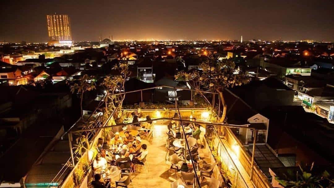 Café Rooftop Mibimbi, 1. Belly Buddy Eatery, 2. Citilites Skyclub &amp; Bistro, 3. Loveshack Skybar Tapas &amp; Grill, 4. Level Up Sky Lounge, 5. Rooftop Darmo Steakhouse, 6. SkyCave Rooftop MaxOne Hotel, 7. Café Rooftop Mibimbi, 8. Garden Café XXI, 9. Koofee + Roof Bar, 10. Restoran Sky 36