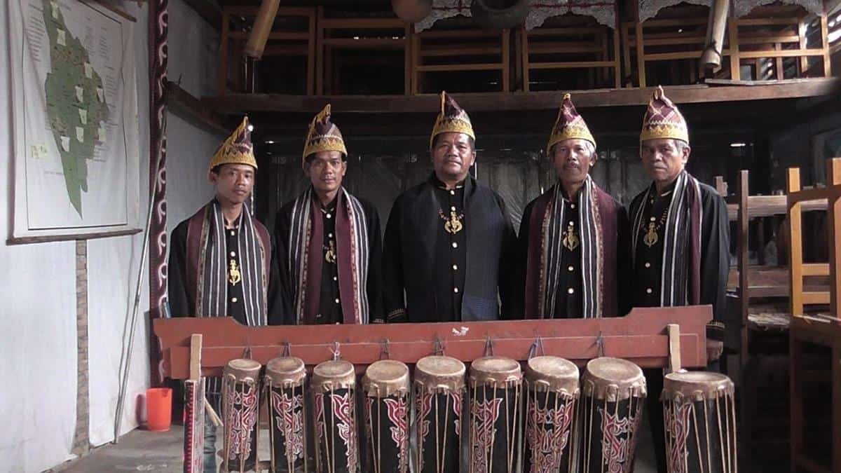 Gendang Sisibah, 1. Aramba, 2. Gendang Sisibah , 3. Kulcapi Karo , 4. Gordang, 5. Garantung, 6. Taganing, 7. Gendang Singanaki, 8. Sitalasayak, 9. Balobat , 10. Sarune Bolon