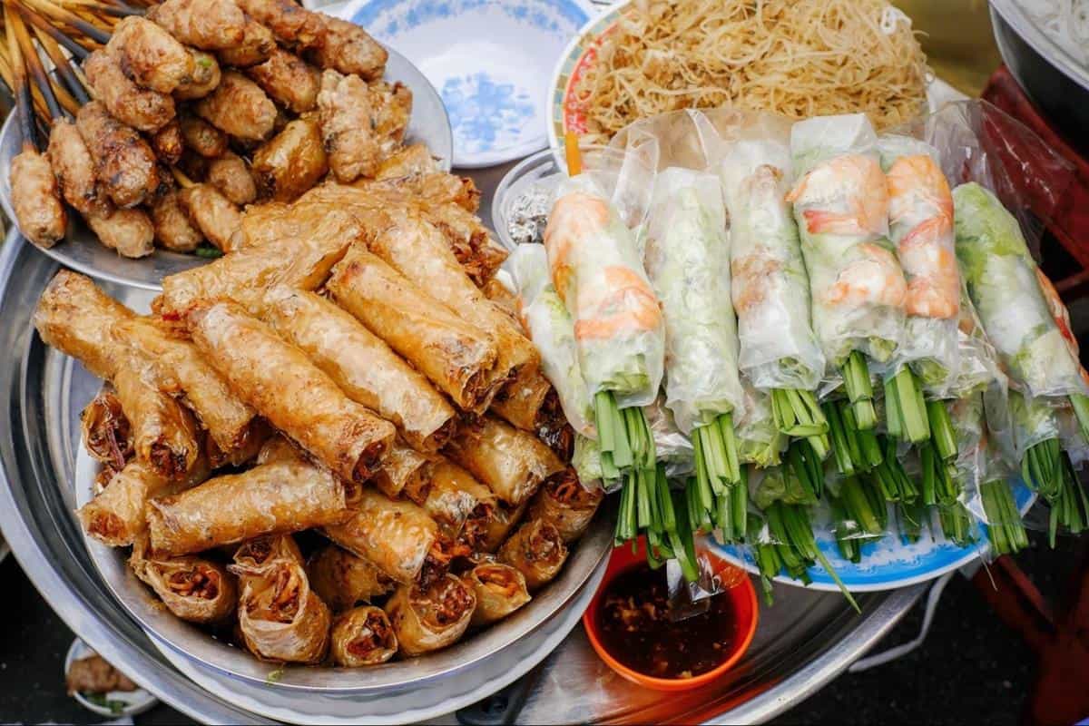 Harga Makanan di Street Food di Vietnam, Nilai Tukar Rupiah Terhadap VND, Perkiraan Biaya Makan di Vietnam untuk Satu Hari, Tempat Makan Terjangkau di Vietnam, Harga Makanan di Night Market Vietnam, Harga Makanan di Street Food di Vietnam, Harga Makanan di Pasar Tradisional Vietnam, Harga Makanan di Restaurant/Café