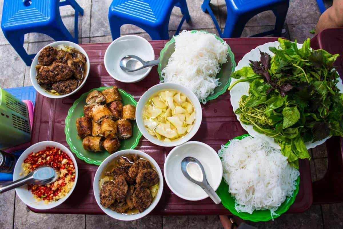 Harga Makanan di Pasar Tradisional Vietnam, Nilai Tukar Rupiah Terhadap VND, Perkiraan Biaya Makan di Vietnam untuk Satu Hari, Tempat Makan Terjangkau di Vietnam, Harga Makanan di Night Market Vietnam, Harga Makanan di Street Food di Vietnam, Harga Makanan di Pasar Tradisional Vietnam, Harga Makanan di Restaurant/Café