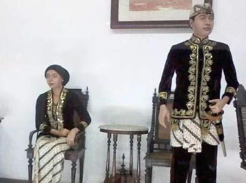 Jas Menak/Beludru, 1. Pangsi, 2. Kebaya Sunda, 3. Beskap, 4. Bedahan , 5. Jas Menak/Beludru , 6. Pakaian Mojang Jajaka, 7. Kebaya Pengantin, 8. Sinjang, 9. Baju selontreng , 10. Selempang Dodot Poleng 